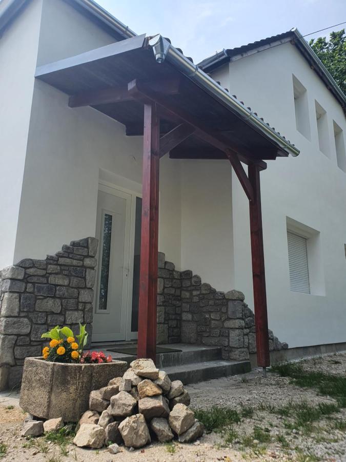 Székesfehérvár Sosto Apartman מראה חיצוני תמונה
