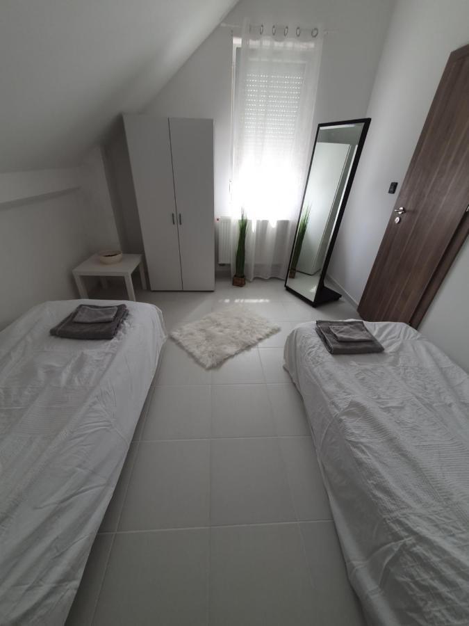 Székesfehérvár Sosto Apartman מראה חיצוני תמונה