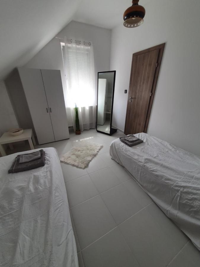 Székesfehérvár Sosto Apartman מראה חיצוני תמונה