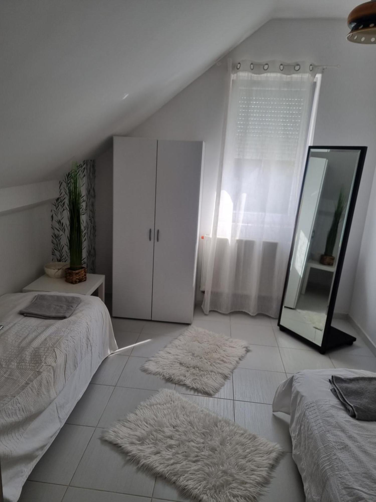 Székesfehérvár Sosto Apartman מראה חיצוני תמונה